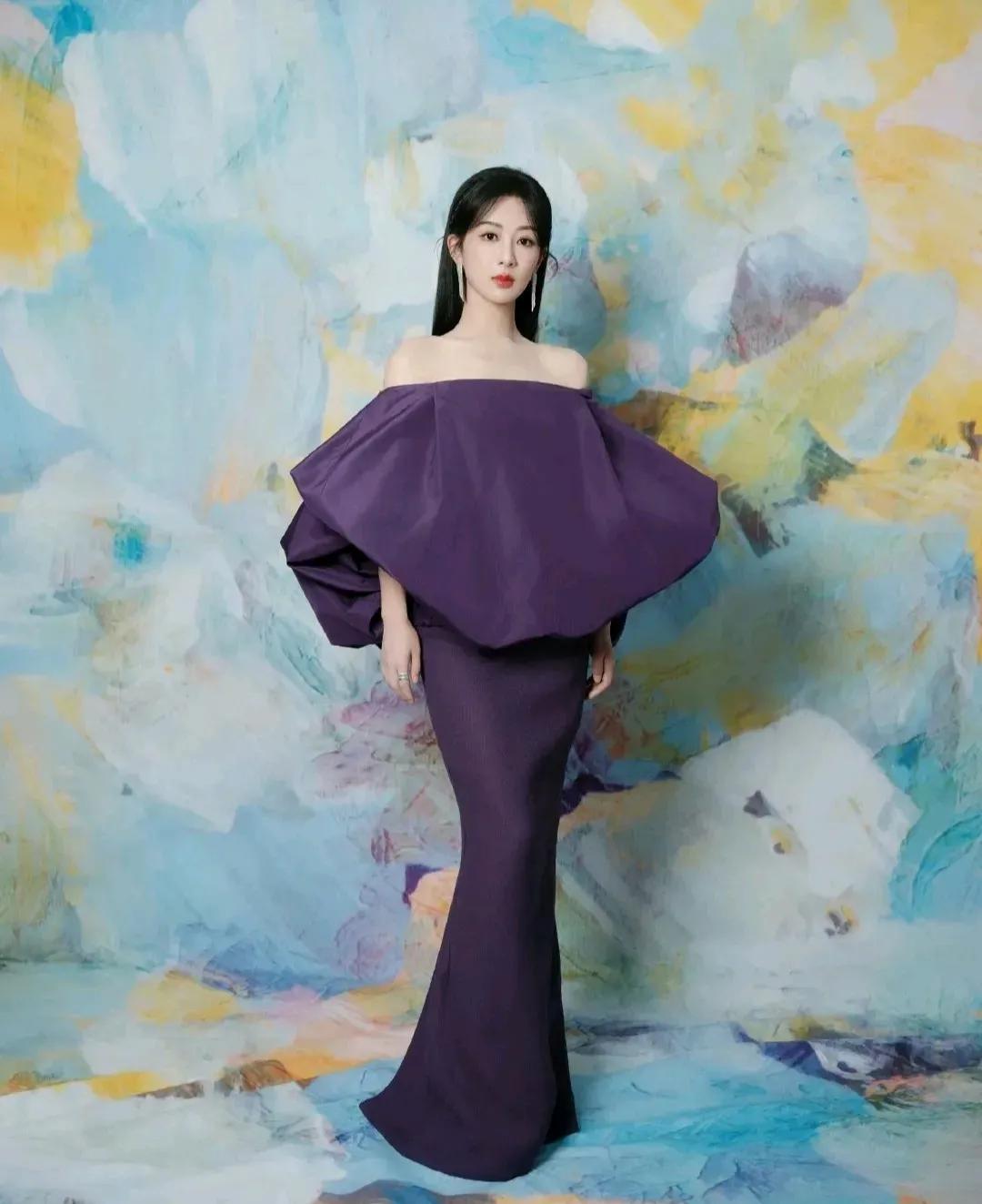 微博之夜，紫霞仙子来咯
谁谁谁，谁是紫霞仙子呀
哦哦，原来是杨紫
穿紫色礼服的杨