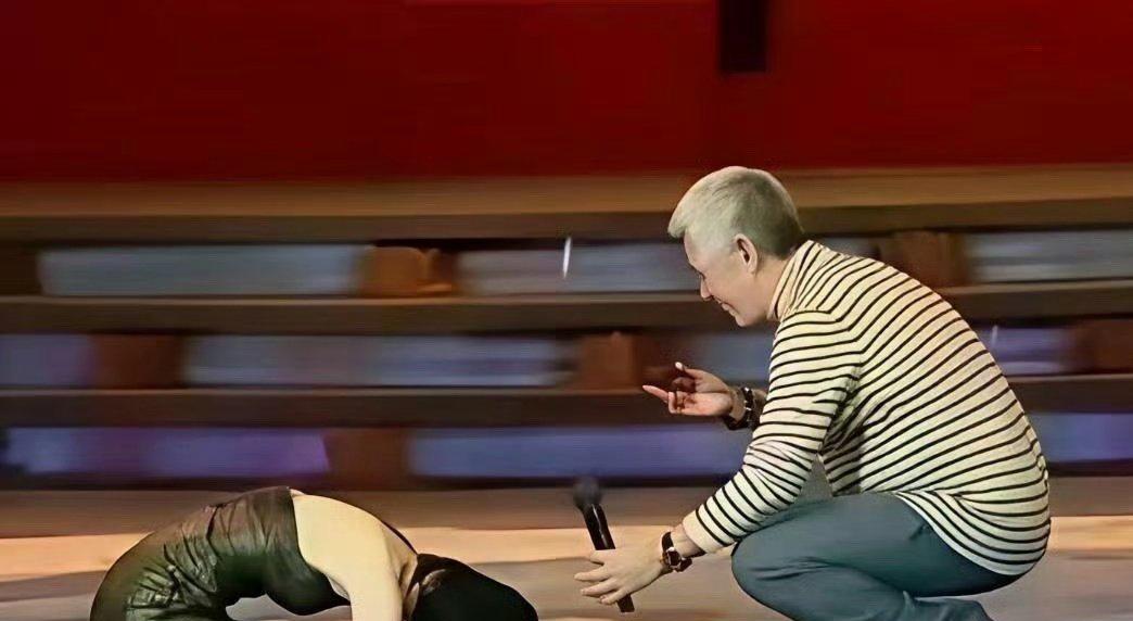 黄圣依给赵本山惊天一跪，不是丢人，而是她这辈子最“划算”的一笔投资。
很多人看不