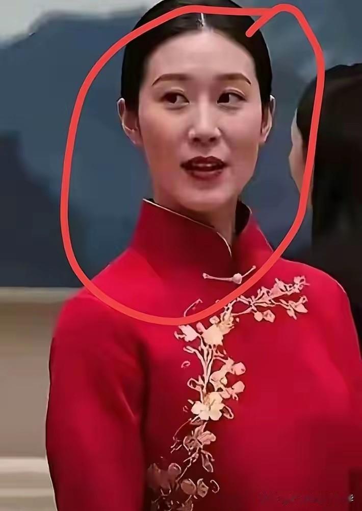 这个女服务员，比素颜的女明星不知漂亮多少倍，不是我吹，她往人群里一站，其他女明星