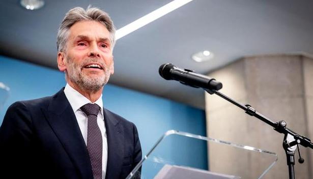 都以为稀土管制能按住荷兰，没想到人家反手就把中低端DUV光刻机也禁了，连老设备维