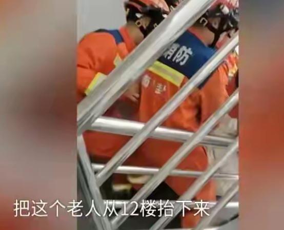 “公说公有理，婆说婆有理，”河南开封，小区12楼住户家中有两位老人突发疾病，需要