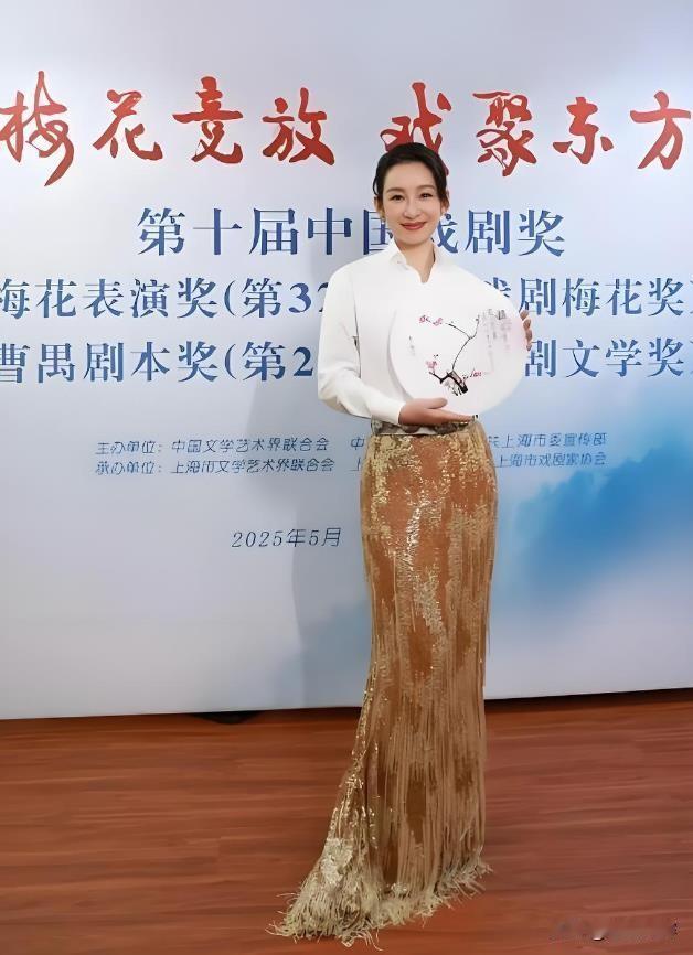 没想到大明星秦海璐的文学水平这么高，竟然能在人民日报上面发表文章，那可是国家顶级