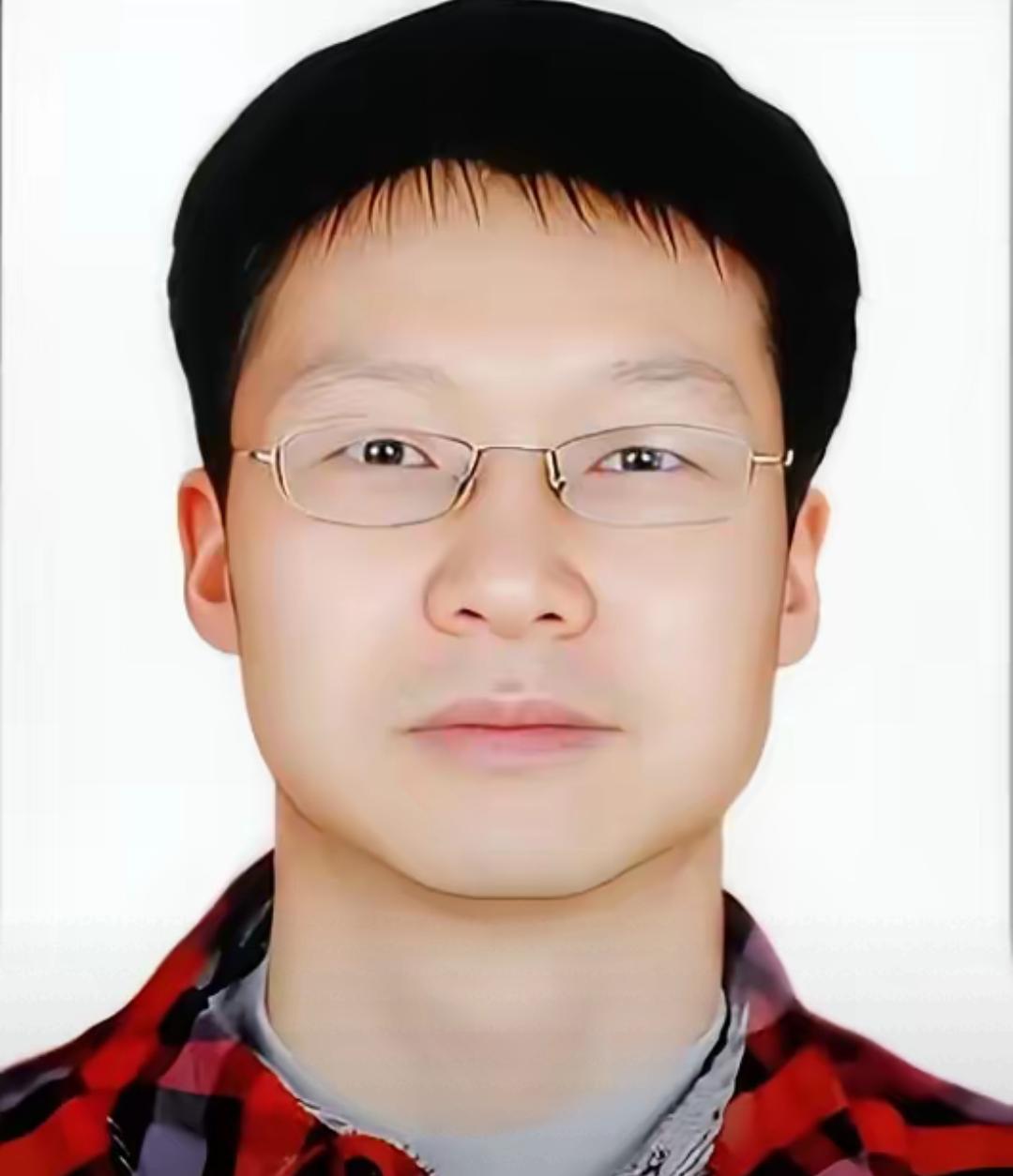 伺候失能老人是真熬人

半夜两点摸黑起床翻身擦身

腰快断了手还在抖

城里长护