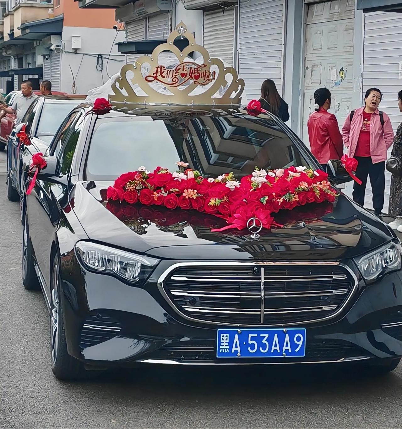 在加格达奇参加了一场婚礼，果真是各地婚俗各有不同。

迎亲队伍的车队，全是黑色奥