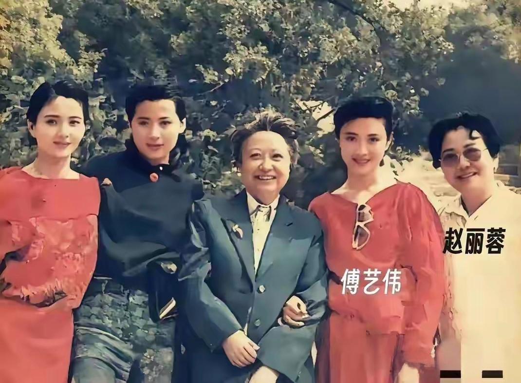 右边第一个是赵丽蓉，那几个演员你们都认识吗？