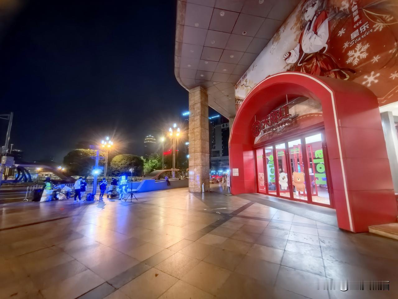 周末的夜晚11点，天府广场旁的天府红门前，成了Cosplay年轻人的地盘。
图文