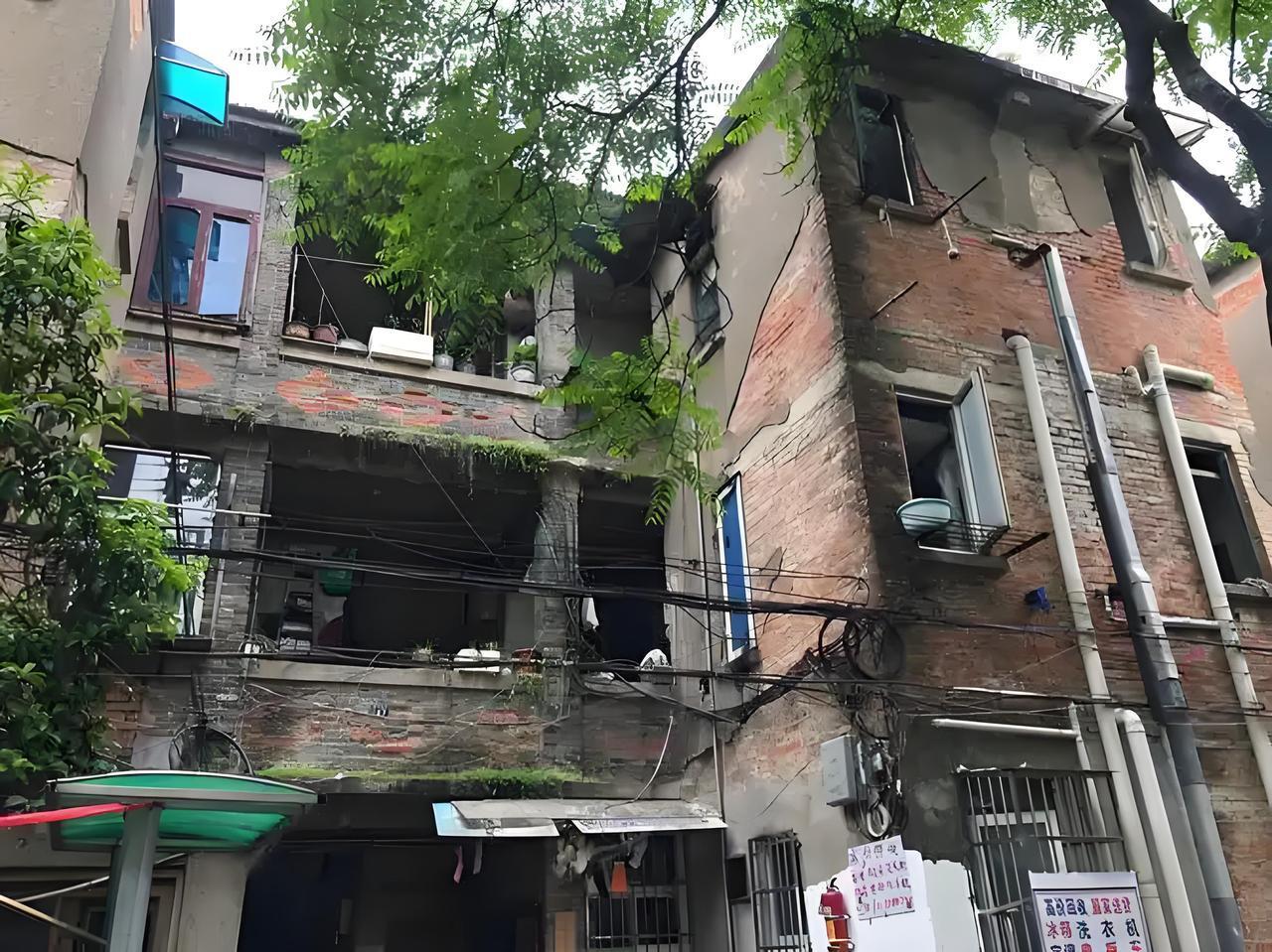 最近有一个奇怪现象：以前看不上的＂老破小＂房子，聪明人悄悄在抢老破小。

最近杭