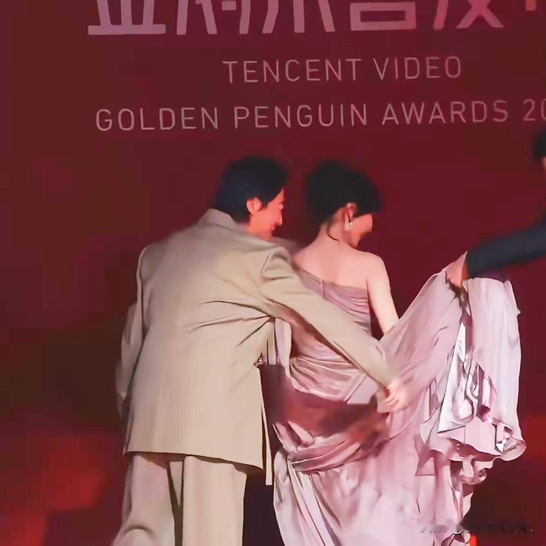 张彬彬伸手帮忙差点掀起毛晓彤的裙底，虽然没出洋相但也捏把汗。女明星们的大礼服裙摆