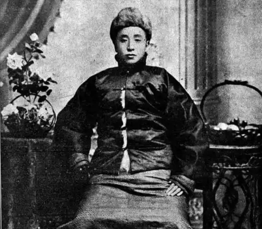 1901年，张作霖和土匪海沙子抢地盘，两人决定单挑，一声令下，海沙子率先开枪，子