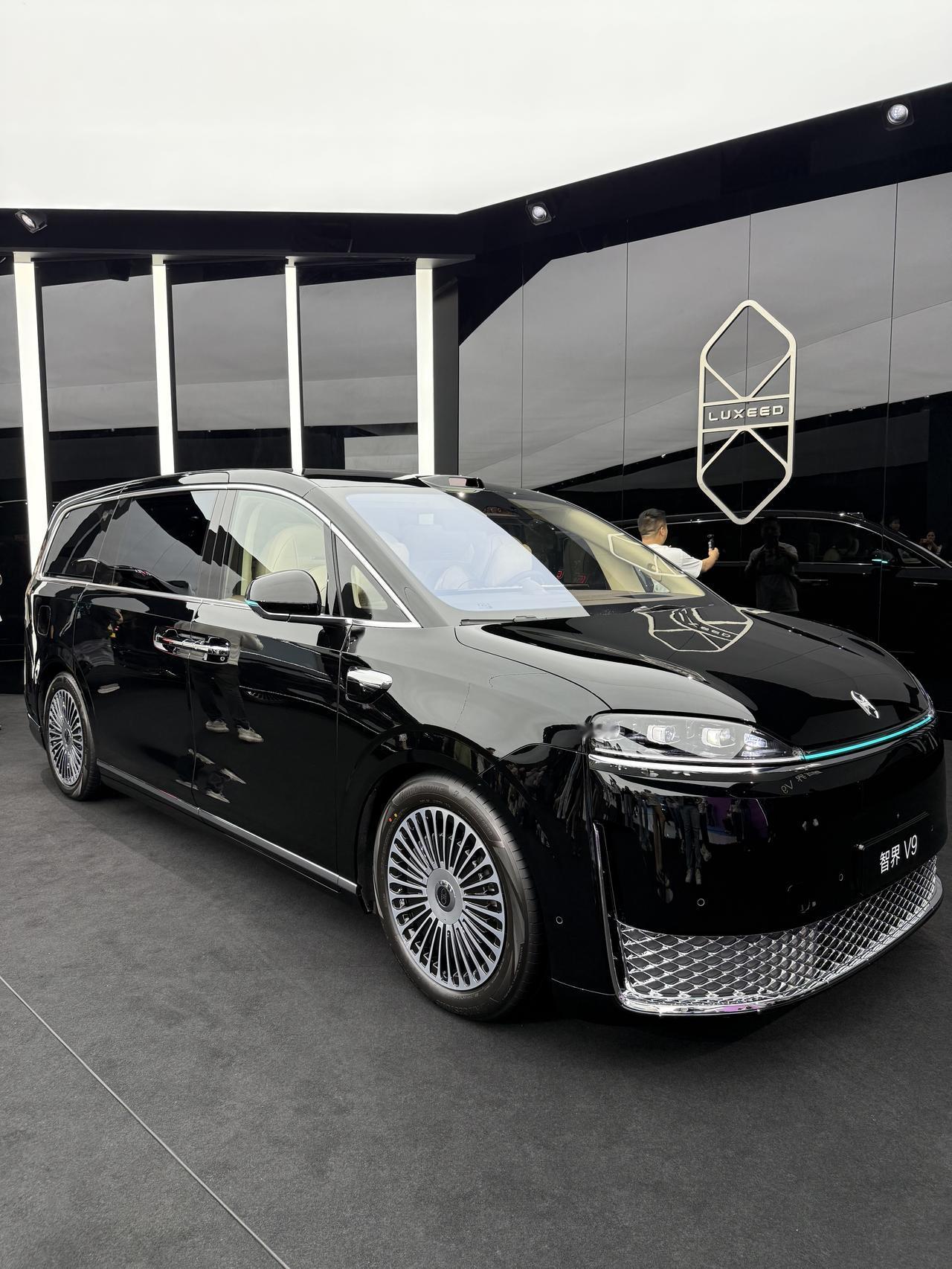 何刚下订智界V9何总速度！这个黑色看起来也非常好看！你们觉得呢？