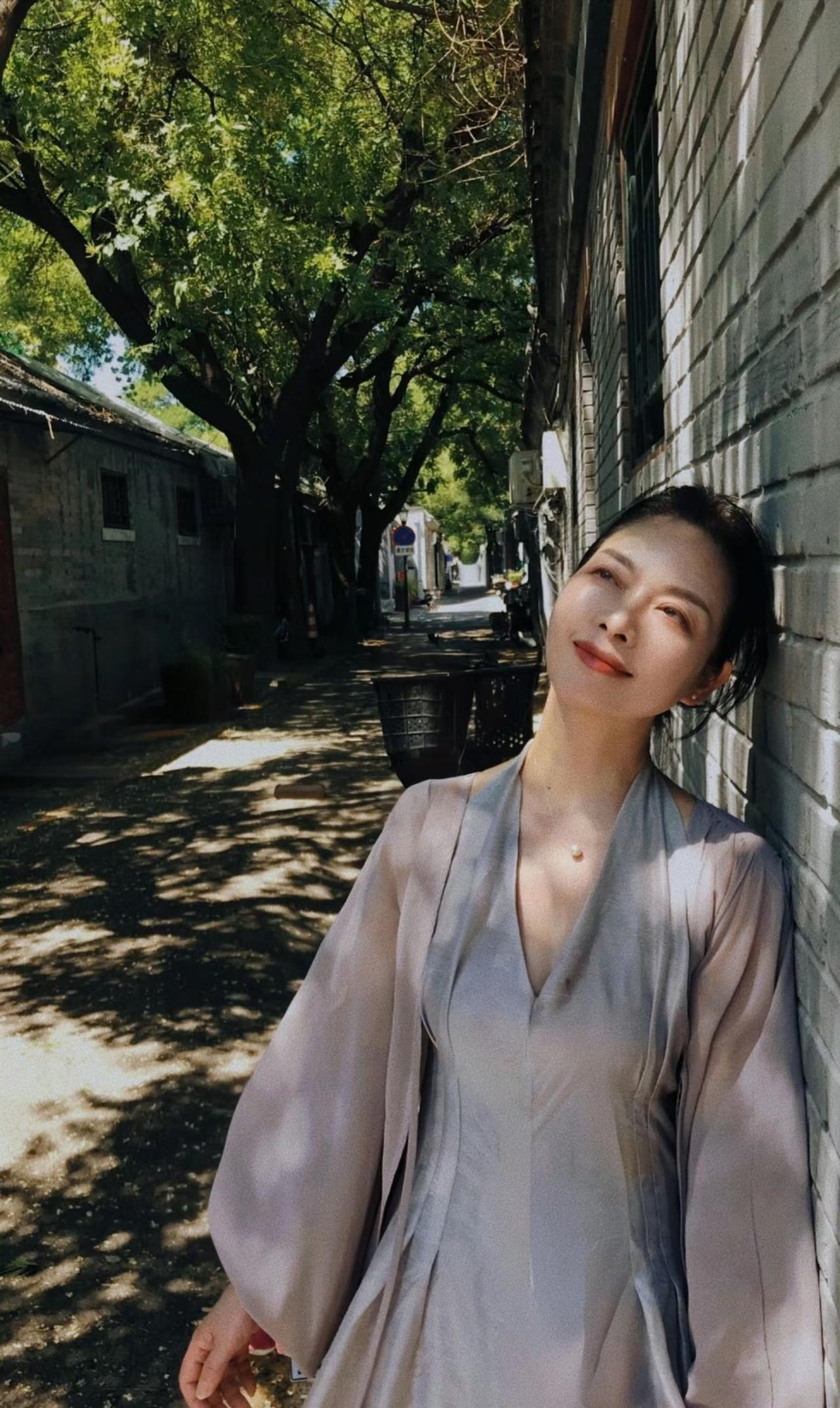 躲进老城胡同树荫，
把夏日燥热都隔绝在外……