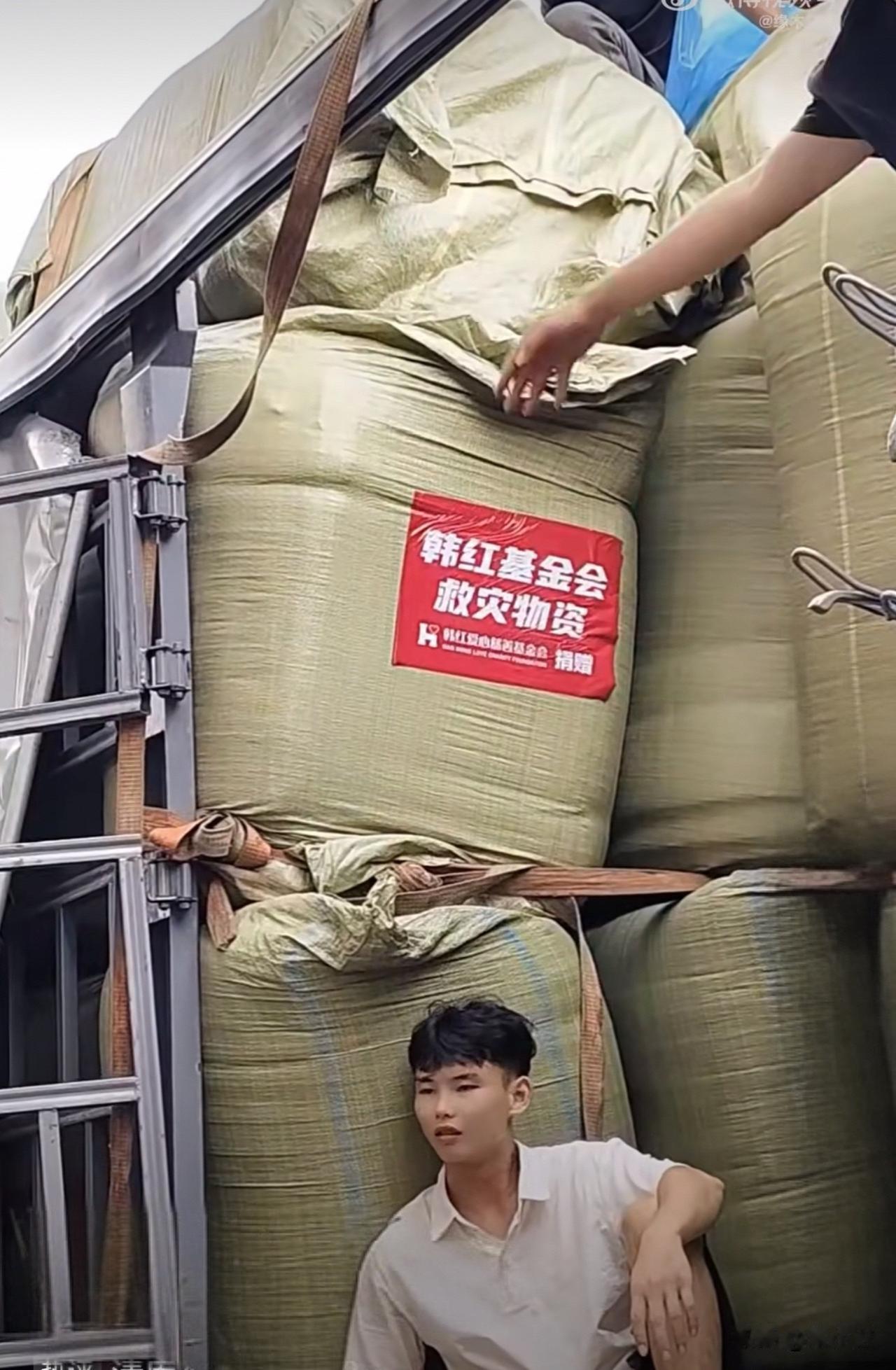 网友说，韩红基金会发往广西灾区的物资，有不少棉被。这引发网友质疑，因为广西气温现