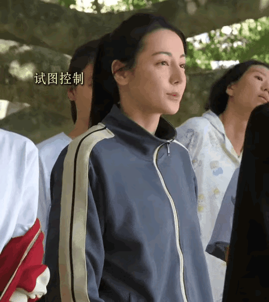 早该这么发疯了迪丽热巴在《功夫女足》中展现出搞笑天赋，引发观众共鸣，她的幽默风格