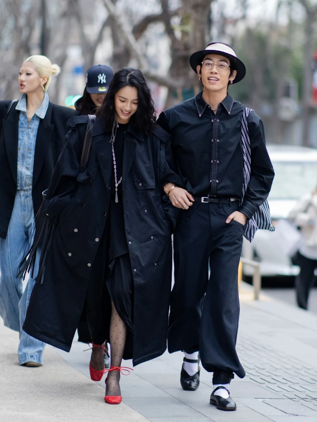 从街头到秀场的松弛感穿搭