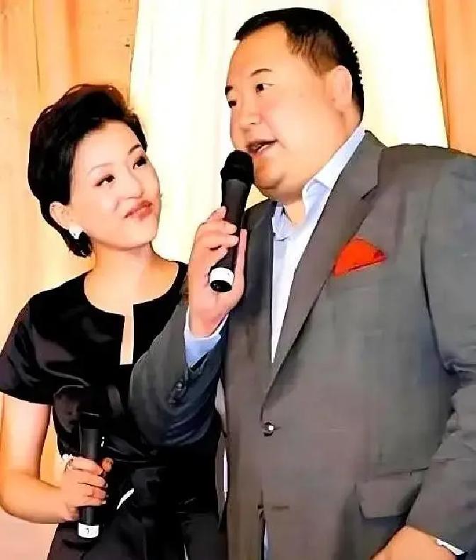 22岁央视主持，3年后亲手拆婚
 
月薪两千的银行老公，和纽约回来的她，连新闻联