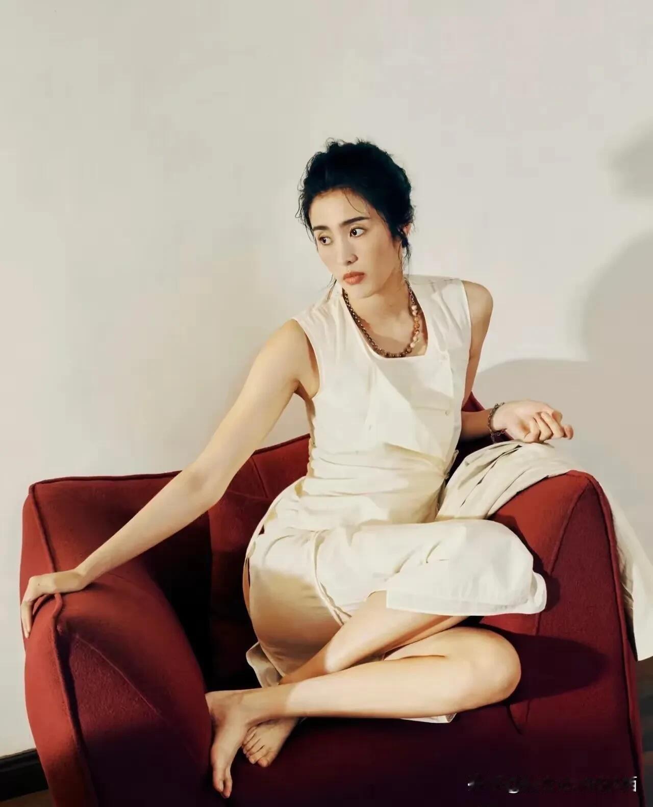 这位女足运动员看起来挺美的，跟赛场上看到的风格完全不一样，她稍微一化妆，颜值和气