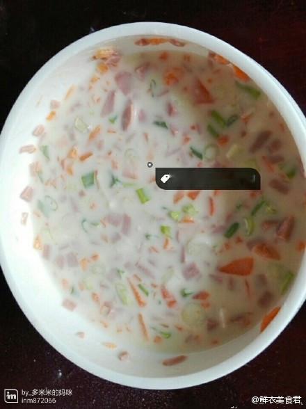 【鸡蛋火腿肠小切饼的做法】加了火腿肠和胡萝卜丁，当然还有鸡蛋，营养丰富全面，加上