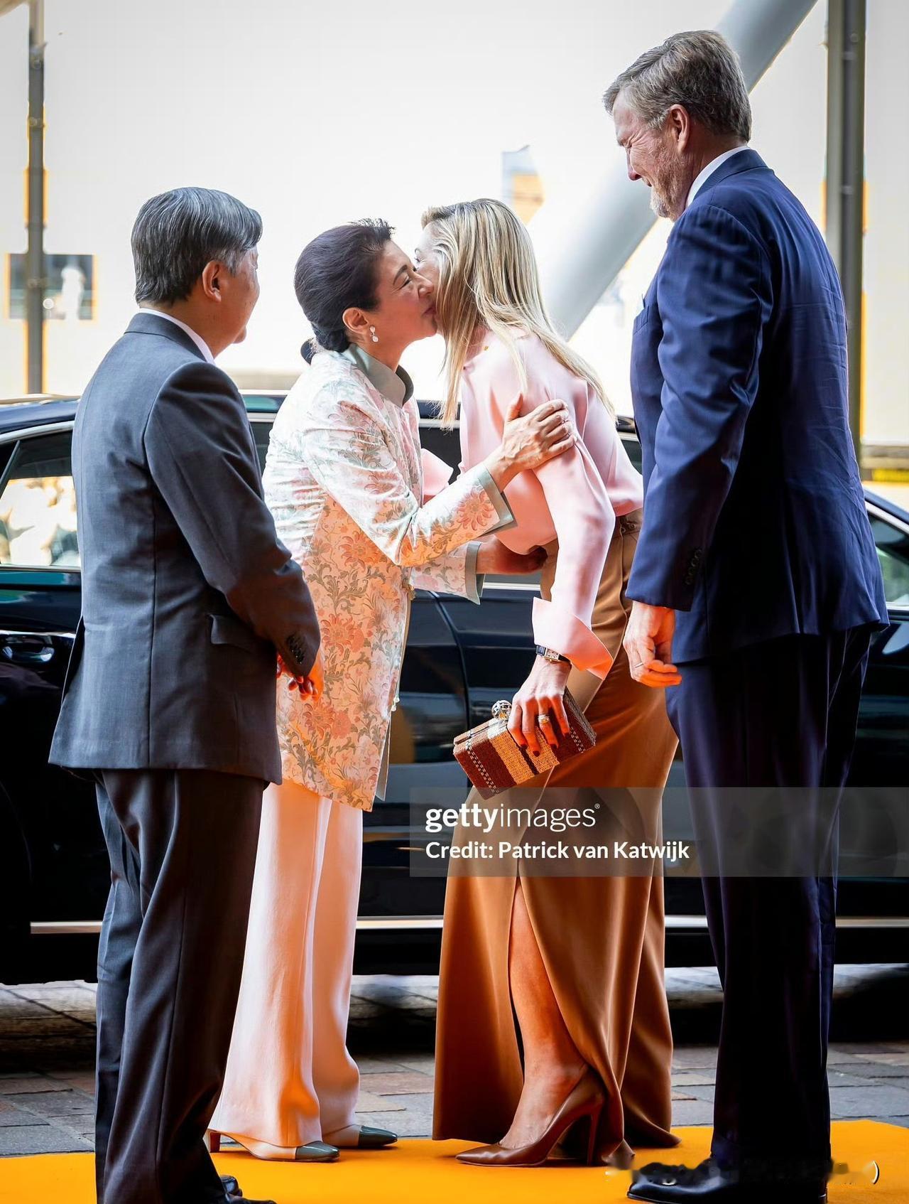 国王夫妇陪同德仁天皇夫妇参观肿瘤中心，雅子还是比较优雅的吧，问候环节的身高差确实