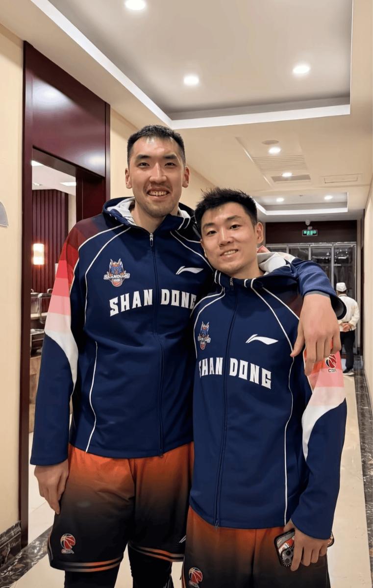 CBA季后赛/山东高速打光最后一颗子弹，客场不敌常规赛冠军上海久事！
  北京时