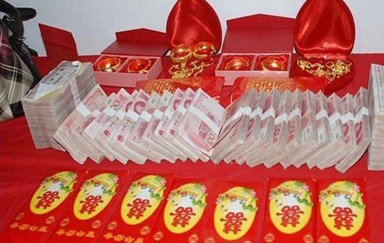 二三十年前嫌弃自己儿媳妇，媳妇生女孩，打掉女孩的，坚决生男孩的，和现在嫌彩礼的是