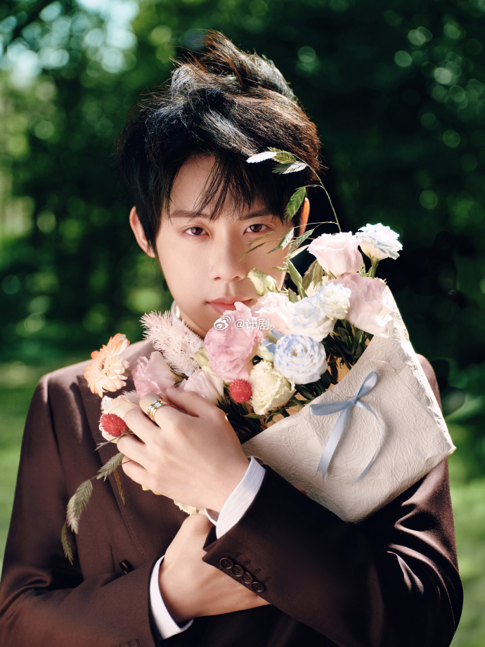 周奇 脸颊痣 谁懂周奇脸颊痣的含金量，矜贵又少年感，这颗痣就是他的标志，越看越有