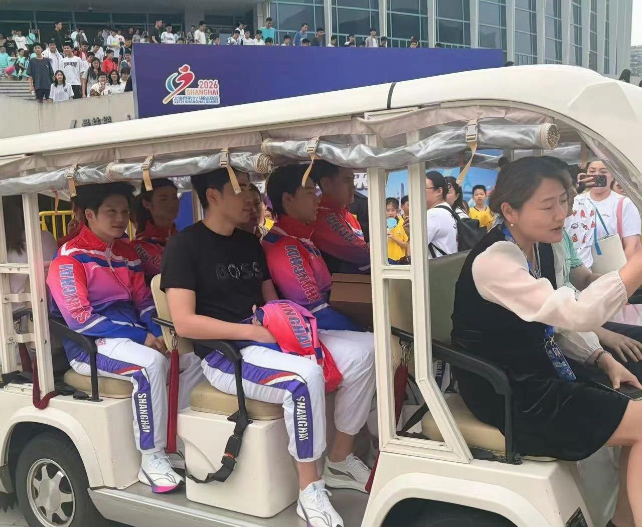 坐车车去观光啦！这座位对宝儿来说有点小哇！樊振东 樊振东祝福上海市运会参赛选手樊