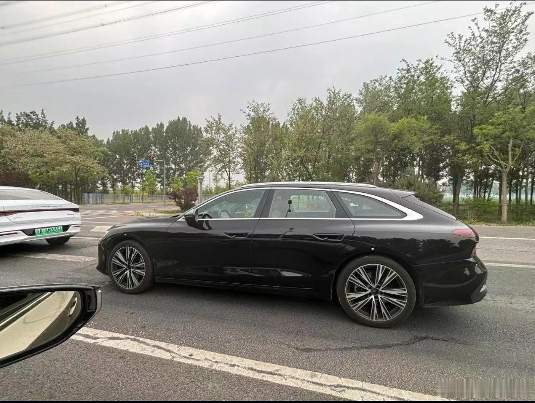 C9全新A6旅行版无伪实车已经在北京街头跑了，Avant可以说是旅行车权威了，一