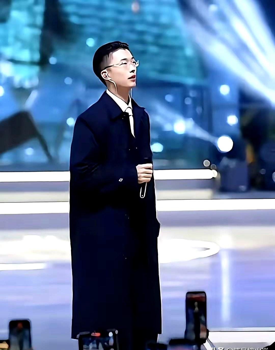 郭有才靠着一嗓子撕裂式喊唱在短视频里蹿红,一段翻唱《你是我的人间理想》点击破千万