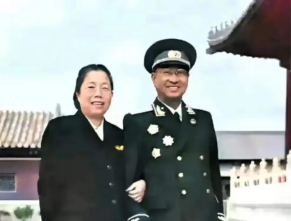 我敢说，能认出这两位老前辈的人，一定是熟读历史的课代表。