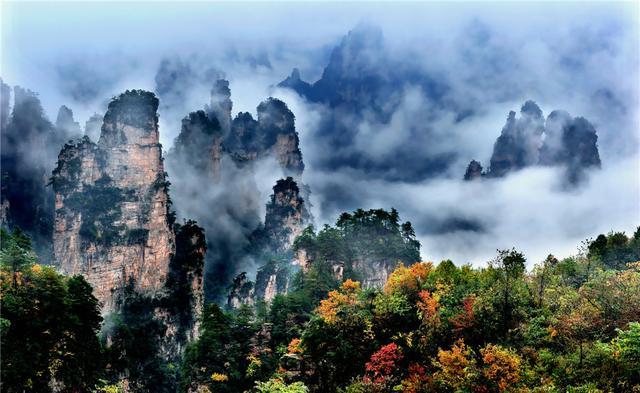 张家界的艳遇
 
人们称包工头张家界为包头，这天，他外出旅行，一进石家庄就碰到了