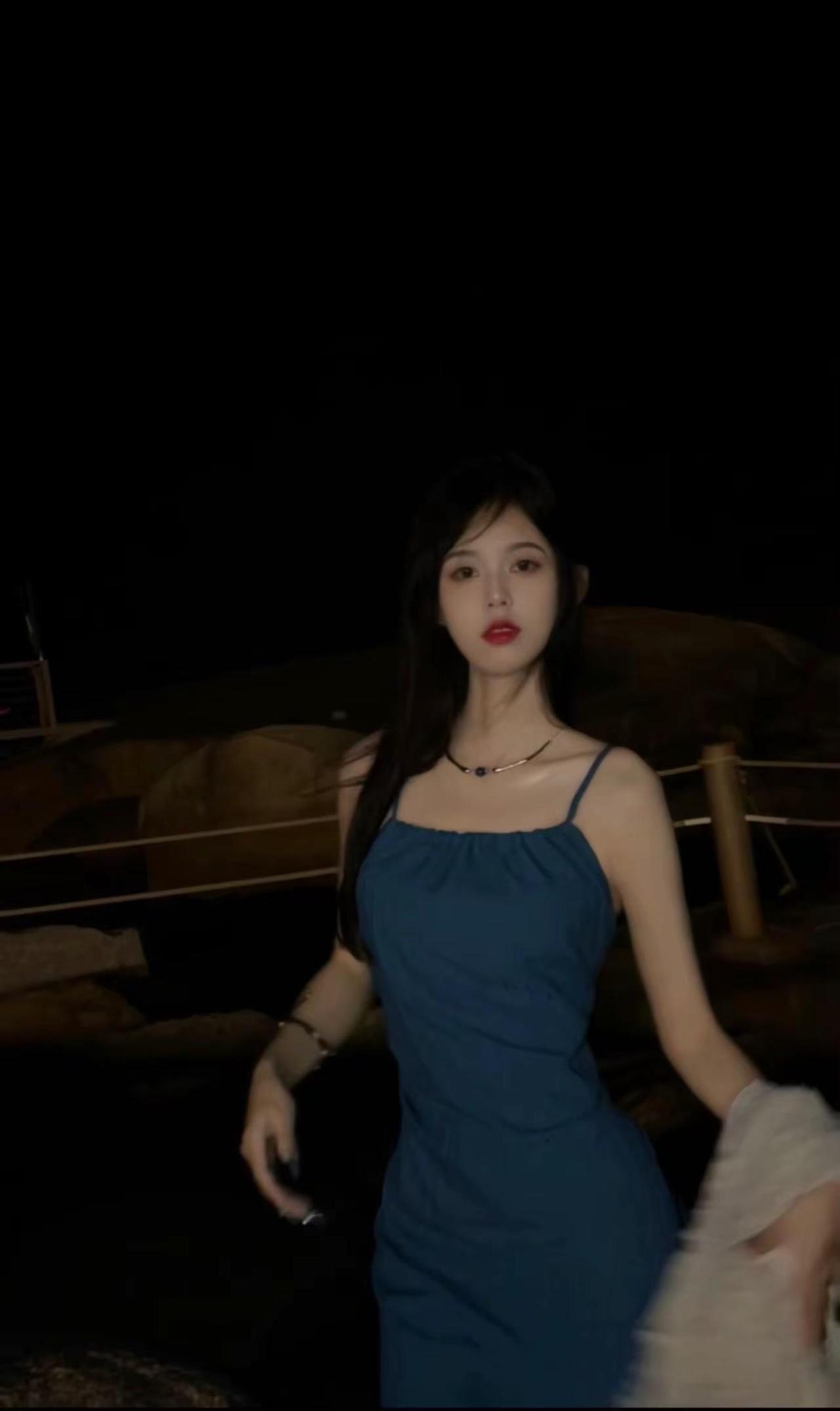 别丢三落四，特别是爱人。沙滩吊带裙穿搭 辣妹