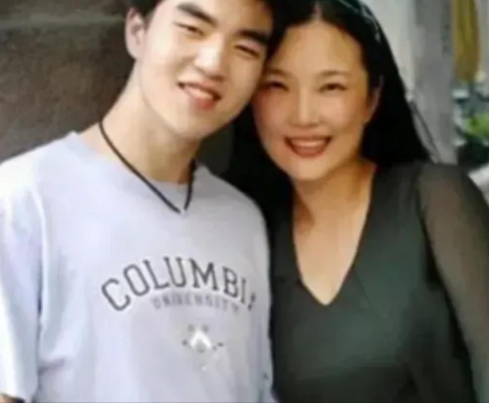 1988年，武汉一名女教师，正沉浸在新婚的生活中。没多久，她就怀孕了。不料，儿子