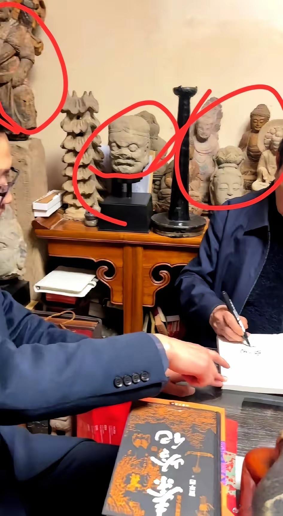 知名作家贾平凹的书房视频，最近被人一帧一帧地截了下来，在网上引发了疯狂转发。不为