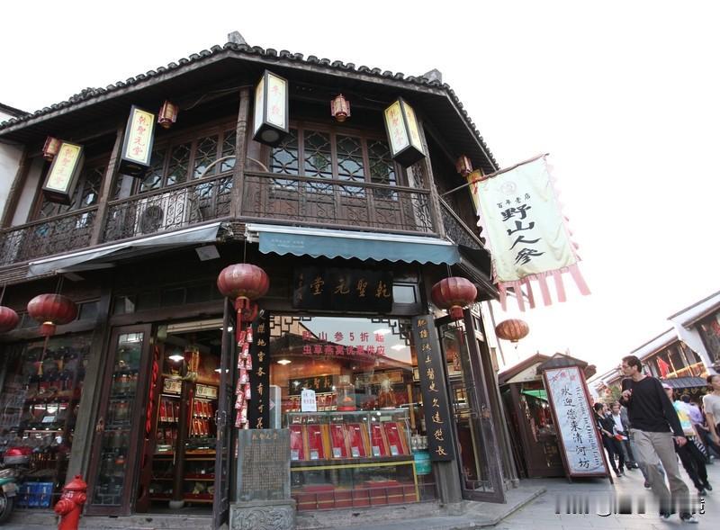 岁岁风调雨顺，请赐下联 看到“岁岁风调雨顺”这个上联，我也来凑个热闹。有个下联“