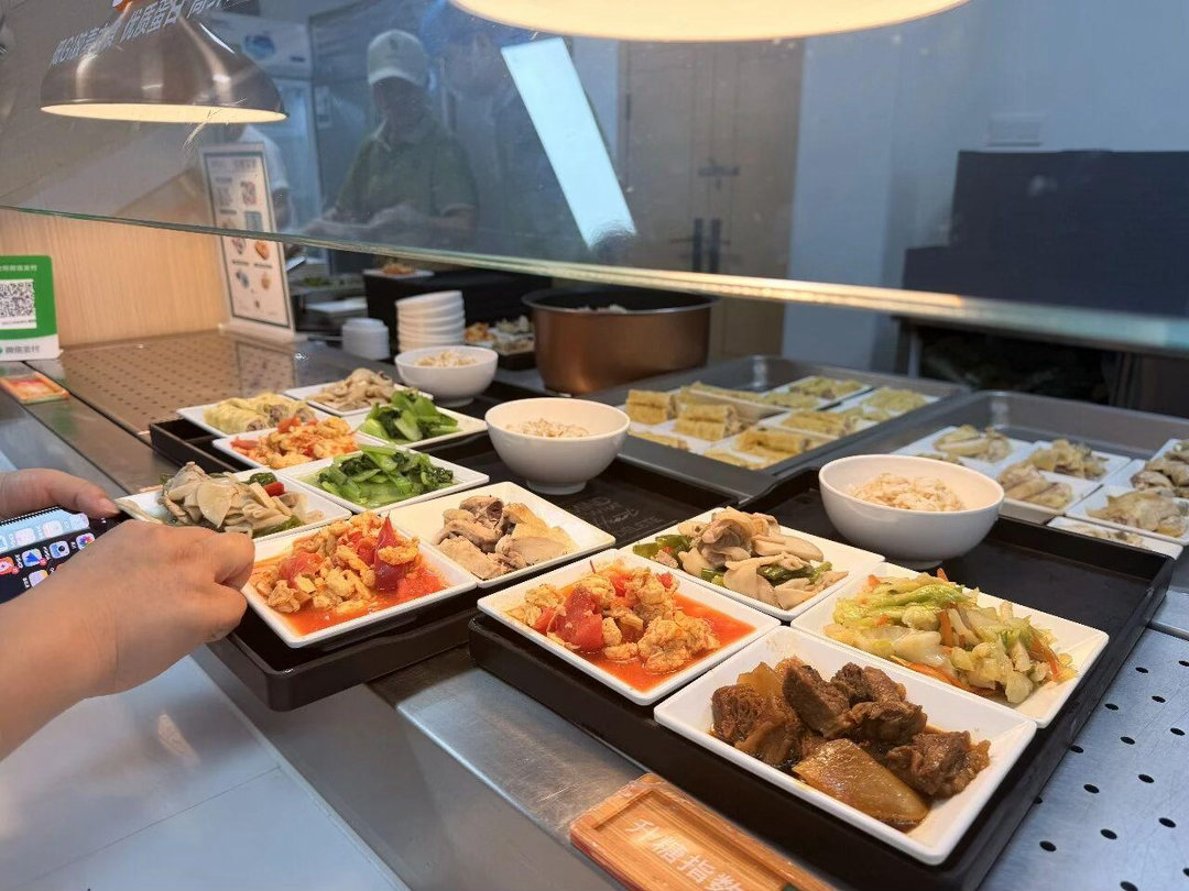 杭州社区食堂老板挑战带队减重1000斤以前总觉得减肥就是自己和自己较劲。最近频繁