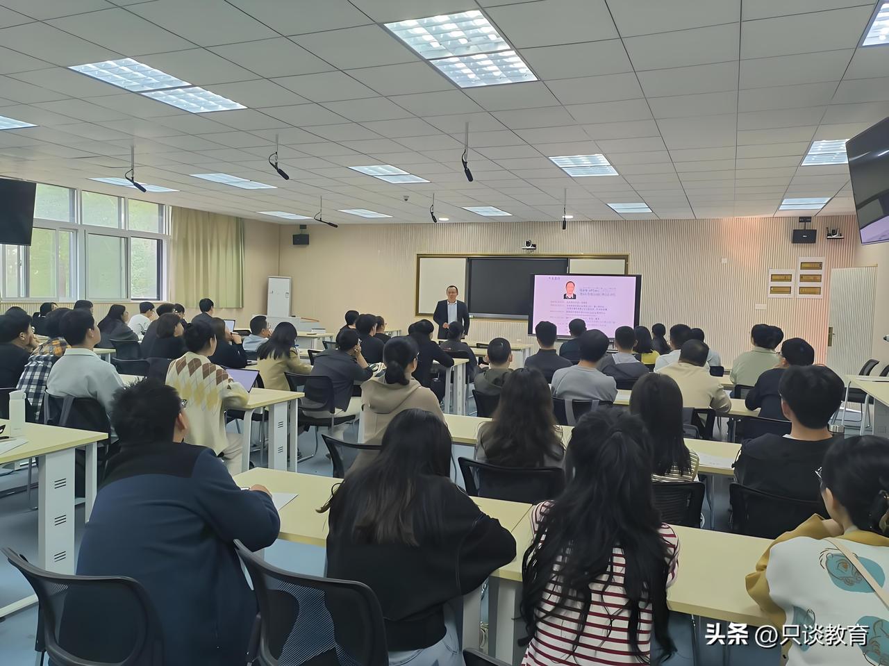 别盲目艳羡大学老师，那光鲜背后尽是煎熬

在外人眼中，大学老师享有寒暑假，工作体