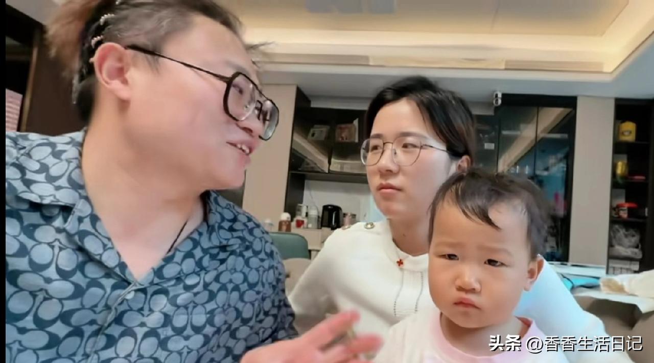 小妍不满意都是洞的道歉！都是洞怎么处理，问题才落下帷幕！?
小妍一直揪着不放，目