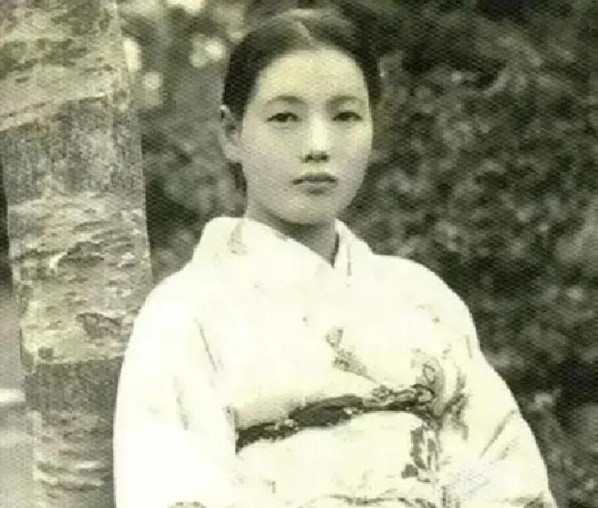 1978年，重庆江津白沙镇，一位农妇正在做家务。突然，门口停了几辆轿车，来人告诉