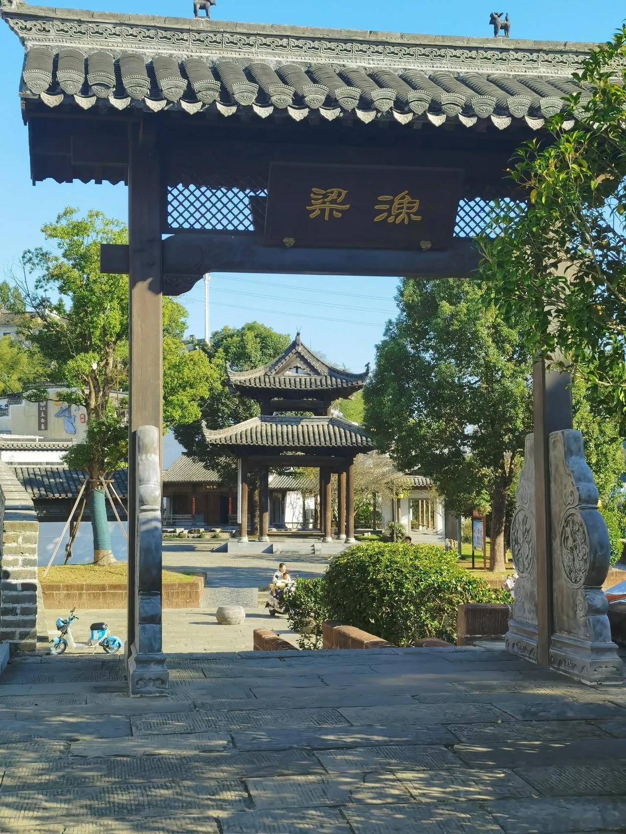 讹人之事为何时有发生，就因为讹人毫无成本。其实讹人的行为，就是诬告或敲诈的行为，