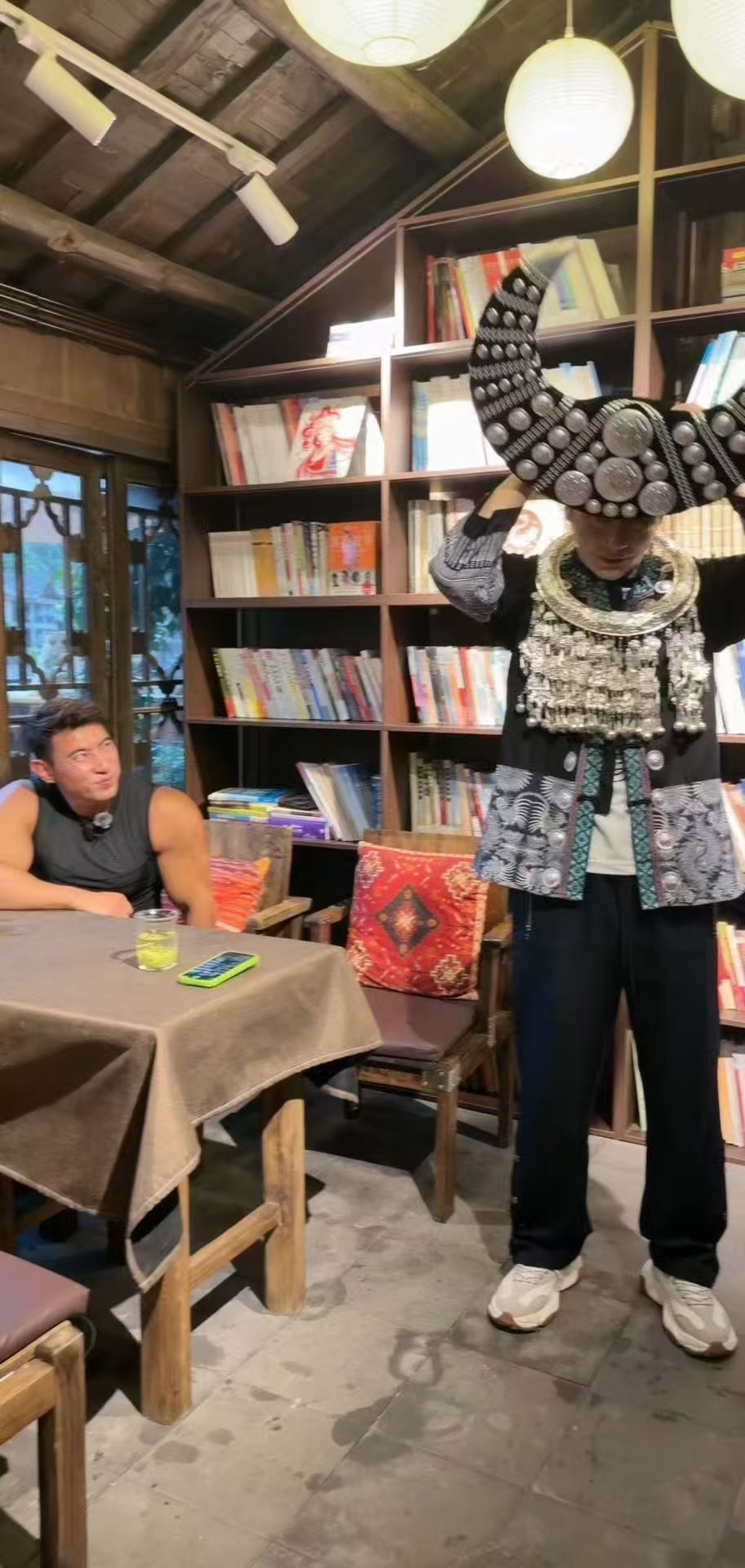 李晨龙舟季cos苗族大黑牛 置身热闹的凤凰古城端午龙舟季，李晨身着全套苗服，头顶