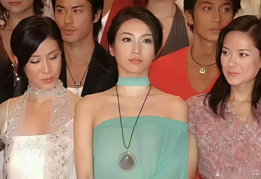 被这张图惊艳到了，原来绿松石色的衣服这么好看 
