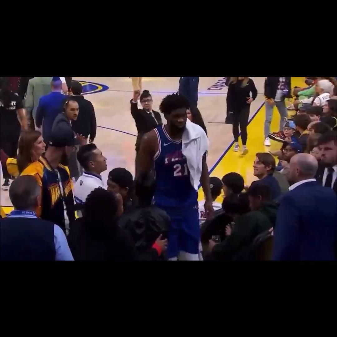 恩比德回去更衣室了希望无大碍#转发接龙开新年##76人vs勇士# ​​​