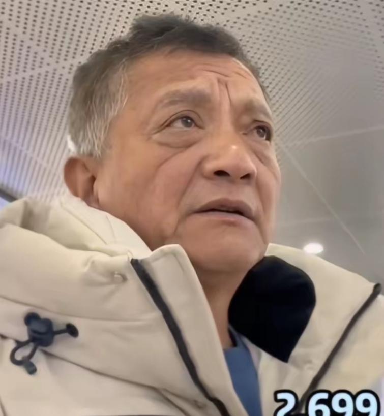“我只是穷，又不是傻！”2023 年冬天，辽宁的张大爷揣着过冬预算逛奥莱商场，本