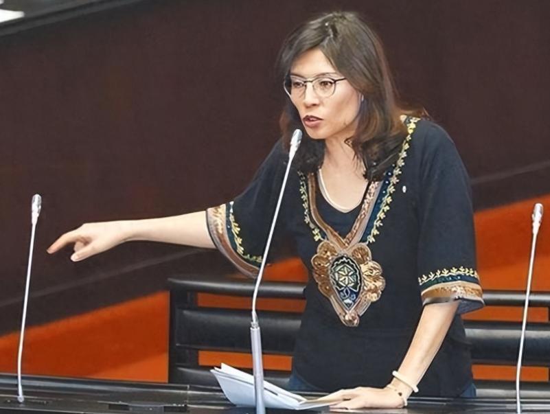 重磅！郑丽文可能参选国民党党主席！今天上午，国民党前发言人郑丽文做客王浅秋节目，