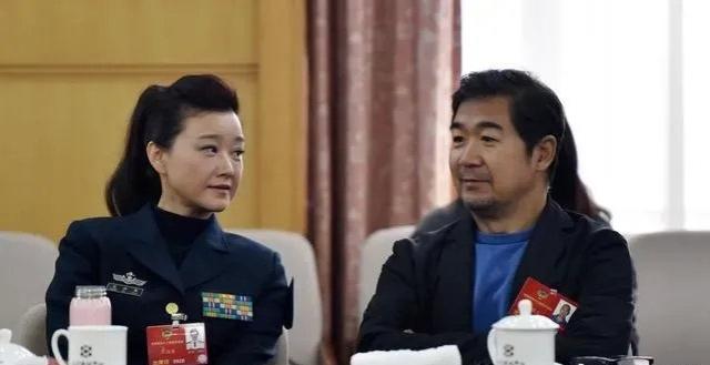 张国立长发造型，
笑不活了，哈哈哈。
没想到他曾经也是文艺青年。
