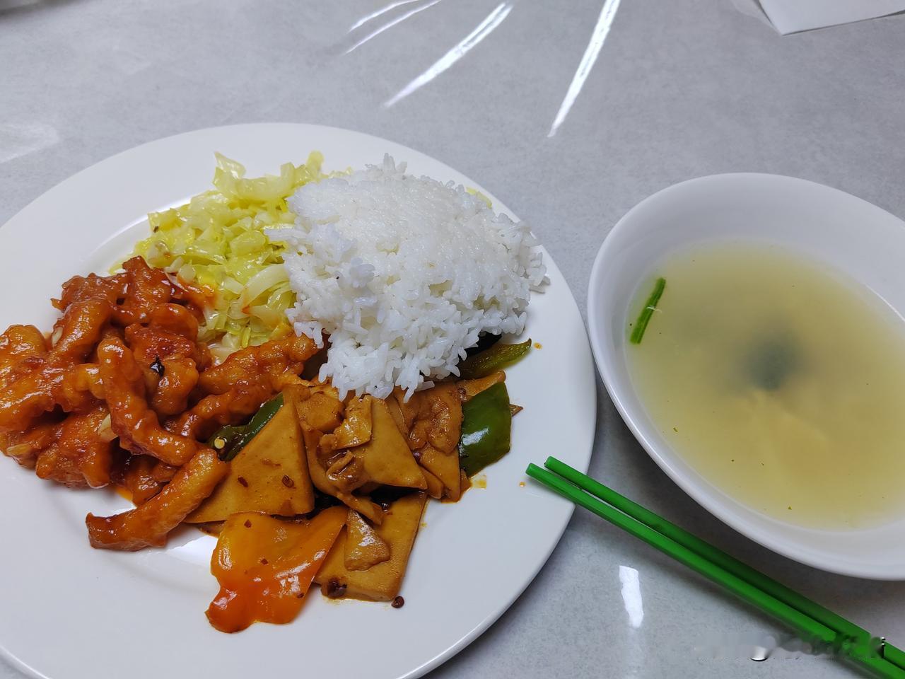 我们船上现在还有五个菲律宾船员，分别是三副，一个水手，一个二水，一个加油和小电。