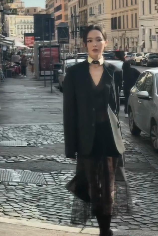 我觉得唐嫣的摄影师是不是该换一换了，拍的太糊了吧，没拍出唐嫣的质感和神韵不能光拿