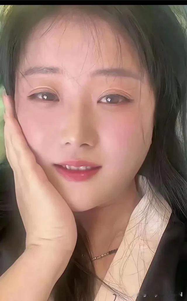 大巴跑了快整整13个小时，终于到家了。跟坐我旁边的这位在上海开店的老乡聊了一路，