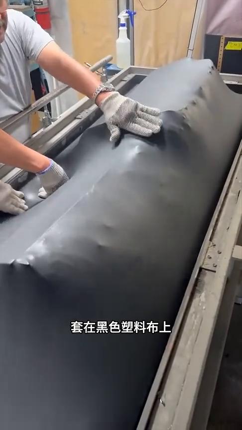 汽车仪表台修复过程。
是一辆汽车仪表台的修复过程。
·液压机先把模具套在黑色塑料