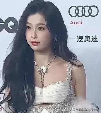 大家觉得她漂亮不?我感觉她长得很甜美，也很好看啊！为啥很多人说她长相普通?